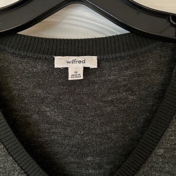 Wilfred Aritzia V Neck Sherbrooke Sweater, Size XS, Green - Picture 3 of 14